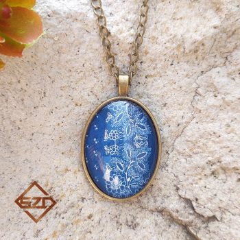 Kékfestő mintájú bronz medál lánccal