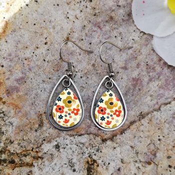 Apró virágmintás csepp fülbevaló