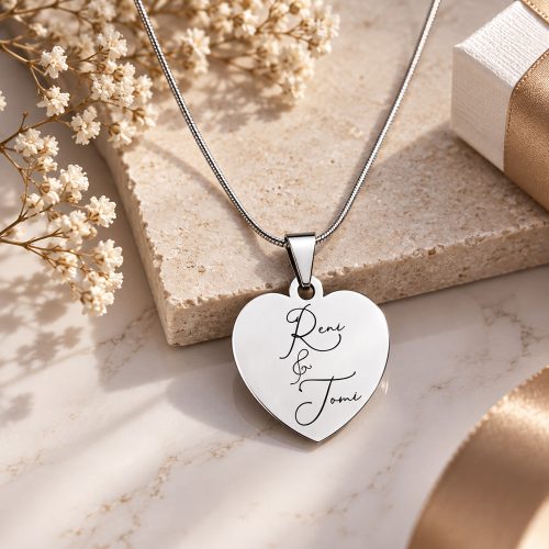 Nemesacél szív medál névvel és kígyólánccal