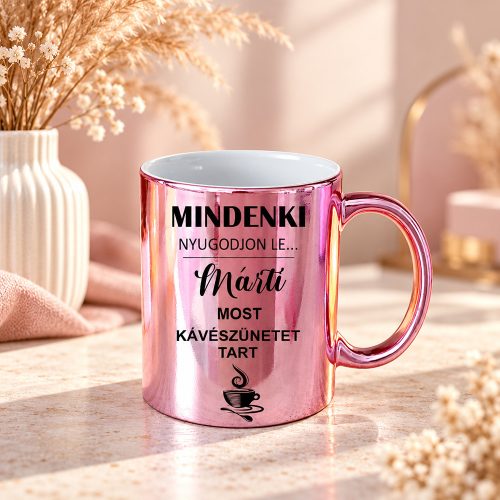 Rózsaszín metál bögre egyedi névvel, Mindenki nyugodjon le kávészünetet tartok felirattal