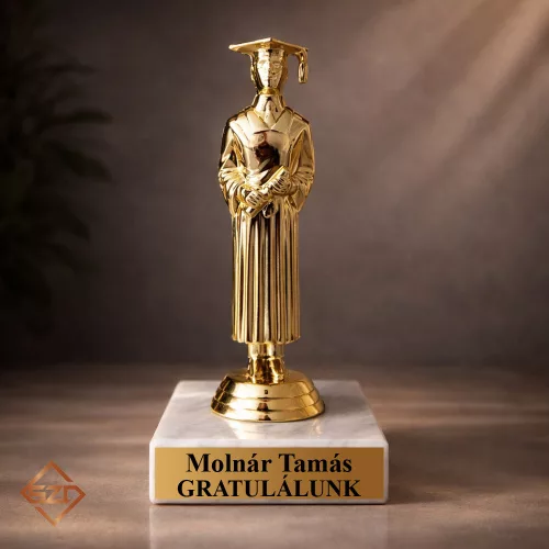 Diplomás fiú serleg egyedi gravírozással diplomaosztóra