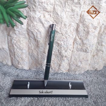 Zöld fém toll dobozban