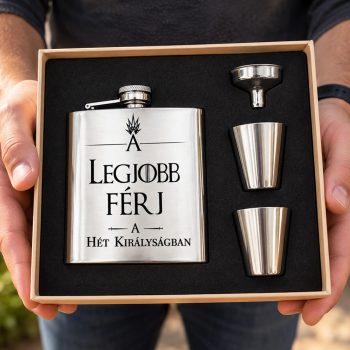Acél flaska szett férjnek, „A legjobb férj a hét királyságban” felirattal, ajándékdobozban, két felespohárral és tölcsérrel.