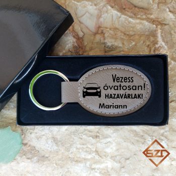 Bőr kulcstartó - Vezess Óvatosan 01
