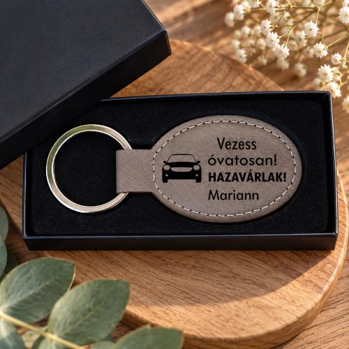 „Vezess óvatosan” gravírozott bőr kulcstartó