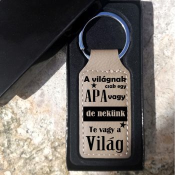   Bőr kulcstartó - A világnak csak egy APA vagy, de nekünk Te vagy a Világ 