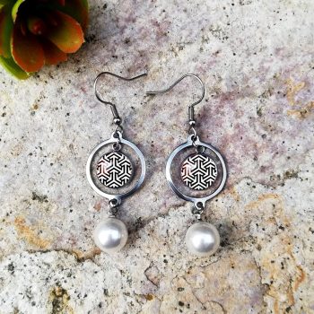 Fekete-fehér geometrikus fülbevaló