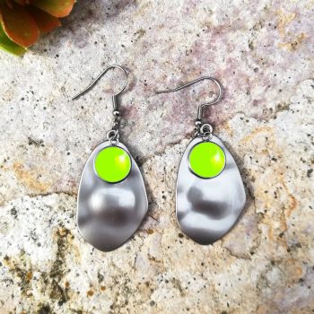 Neonzöld lógós fülbevaló