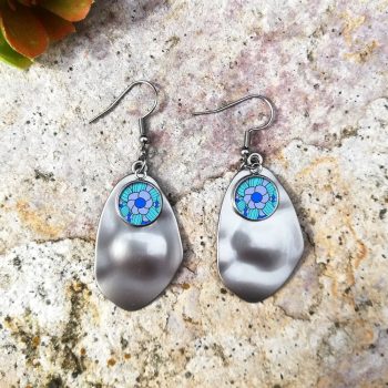 Kék virágmintás lógós fülbevaló