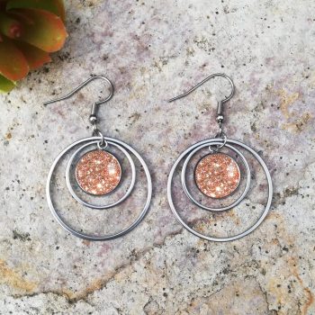 Arany glitteres lógós fülbevaló