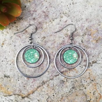 Zöld flitteres lógós fülbevaló