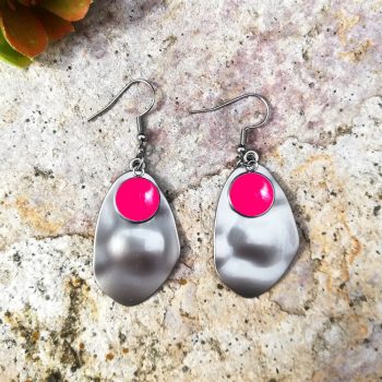 Pink lógós fülbevaló