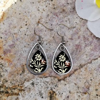 Fekete-fehér virágmintás csepp fülbevaló