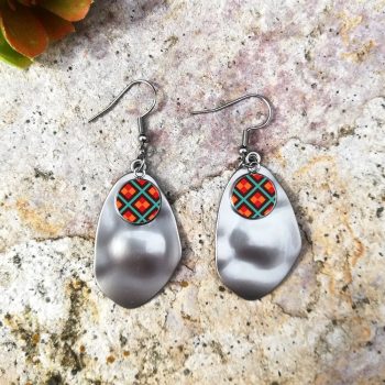 Narancssárga mintás lógós fülbevaló