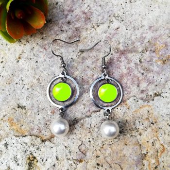 Neonzöld gyöngyös fülbevaló