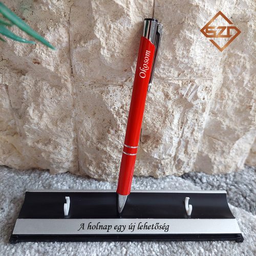 Piros fényes toll dobozban