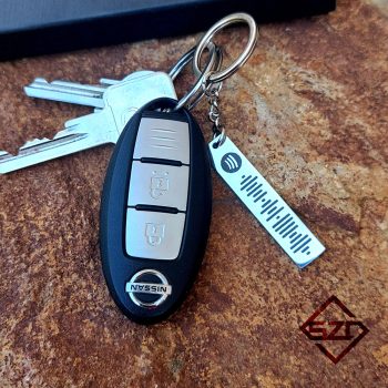 Zenekódos kulcstartó -01