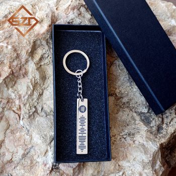 Zenekódos kulcstartó -02