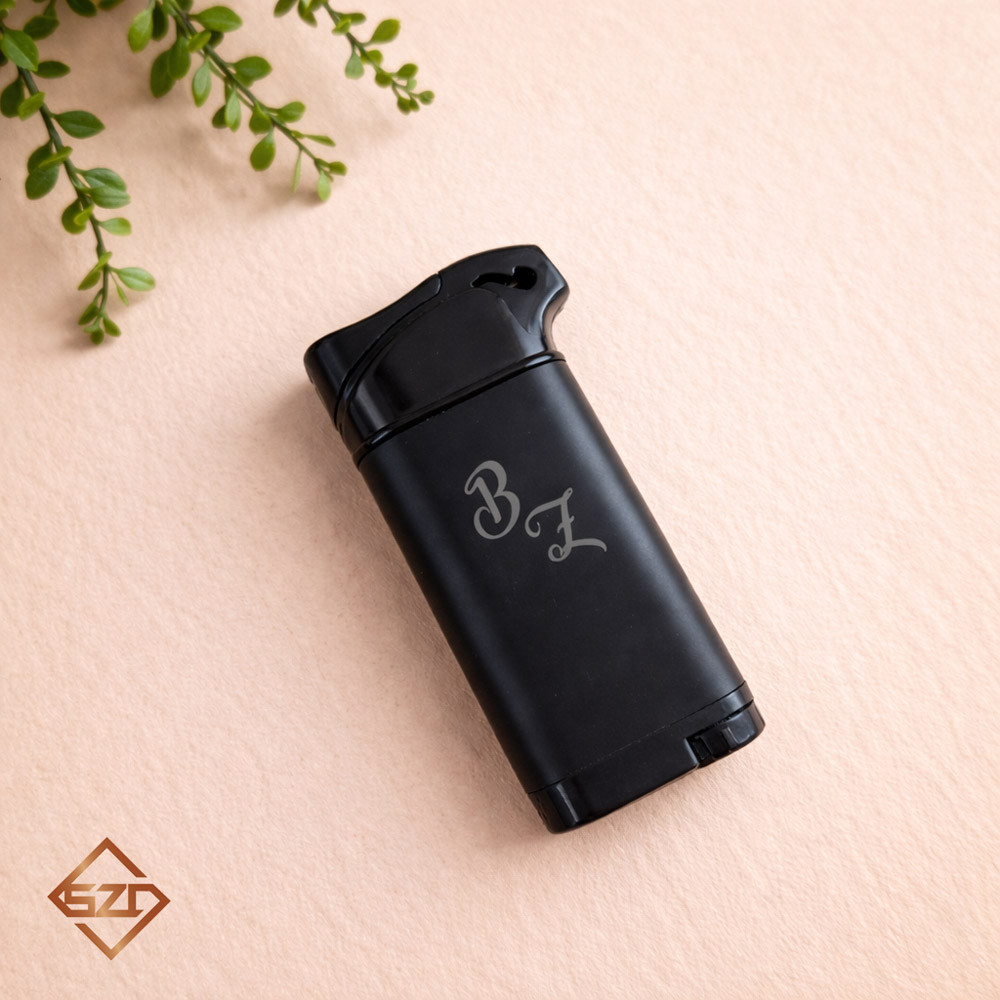 Fekete monogramos öngyújtó-01